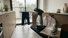 Ferro ou steamer? O que muda de verdade na hora de desamassar (e como ler a etiqueta)