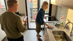 Seis hábitos de faxina que parecem inofensivos — mas espalham sujeira (e como ajustar sem complicar)