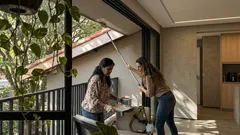 Telhado mais fresco sem obra: o que a pintura certa resolve (e quando faz sentido pensar em verde ou solar)