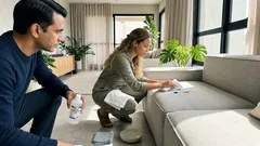 Um risco de caneta no sofá clareia sem estragar o estofado: a técnica certa para tecido, couro e vinil