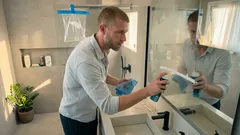 Banheiro brilhando com itens improváveis: truques rápidos para rejunte, manchas e cheiro — sem misturas arriscadas