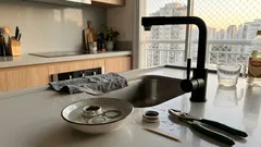 Jato fraco e torto na torneira? O que pingar no arejador para soltar o calcário sem esforço