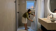 Mofo na cortina do box? 3 jeitos simples de limpar com o que você já tem em casa (e evitar que volte)