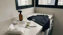 A mancha branca de desodorante na roupa preta parece sentença, mas quase sempre tem solução: como tirar e evitar que volte