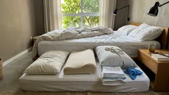 A altura do travesseiro parece detalhe, mas muda o sono: 3 dicas para escolher o modelo certo