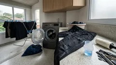 Roupa preta virou “chumbo”? O que ajustar na lavagem e na secagem para o preto durar mais